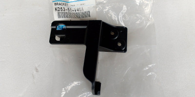 KD53-51-V46A Кронштейн молдингу лівий Mazda KD53-51-V46A Кронштейн молдингу лівий Mazda