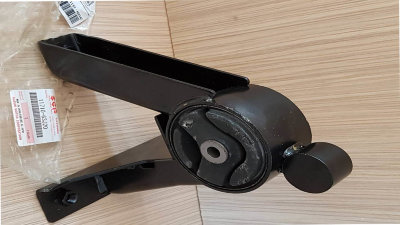 Подушка двигателя задняя Suzuki Swift 11710-63J20 Подушка двигателя задняя Suzuki Swift 11710-63J20