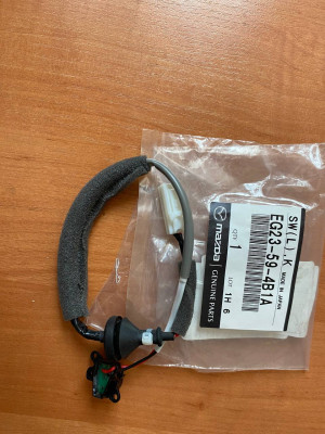  EG23-59-4B1 Кнопка відкриття передніх дверей mazda CX-7 EG23-59-4B1 Кнопка відкриття передніх дверей mazda CX-7